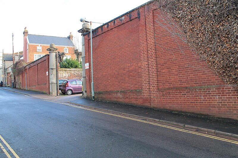 File:Gate Piers To Easton's Marble Works.jpg