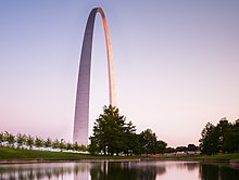 Gateway Arch at Sunset (cropped).jpg