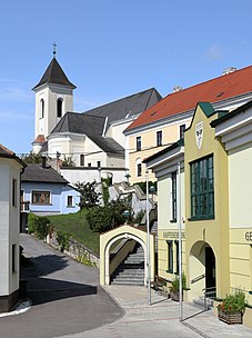 Kirchenhügel mit Aufgang, Pfarrkirche, Pfarrhof und ganz rechts das Gemeindeamt