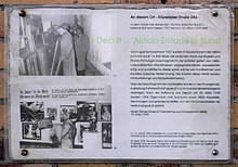 Gedenktafel in der Köpenicker Str. 24a in Berlin-Kreuzberg; auf dem oberen Foto, das die Besichtigung des Depots Entarteter Kunst durch Adolf Hitler am 13. Januar 1938 zeigt, ist Rolf Hetsch neben Heinrich Hoffmann und Franz Hofmann als 3. von rechts zu sehen[4]