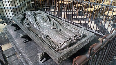 Cathédrale d'Amiens, gisant en bronze de l'évêque Evrard de Fouilloy (XIIIe siècle).