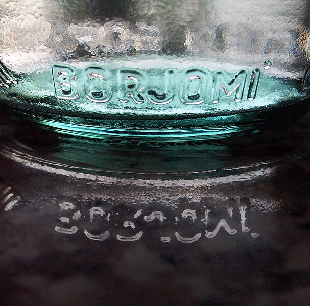 https://upload.wikimedia.org/wikipedia/commons/thumb/f/fc/Glass_bottom_of_a_bottle_Borjomi.jpg/607px-Glass_bottom_of_a_bottle_Borjomi.jpg