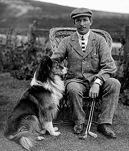 Golfer Jack White med hund 1904.jpg