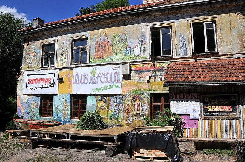 File:Graffiti Užupis Vilnius.jpg