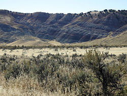 תצורת הפסים האופיינית לתצורת מוריסון, אוסף של שכבות סלע נפוצות בכל רחבי המונומנט הלאומי דינוזאור, ומקור למאובנים כמו אלו שנתגלו במחצבת דינוזאור.