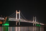 Puente Gwangan de noche.JPG