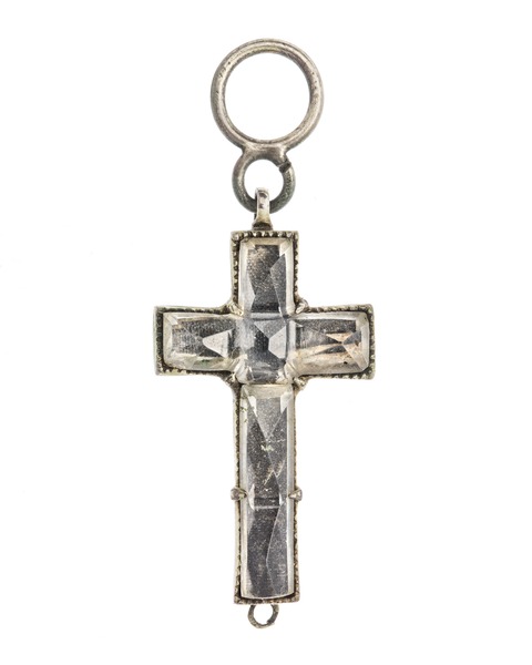 File:Hängsmycke i form av ett kors av förgylld silver och kvarts, 1600-tal - Hallwylska museet - 110366.tif