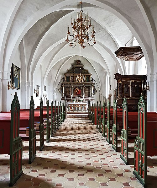 File:Høje Taastrup Kirkes kirkerum (2017).jpg