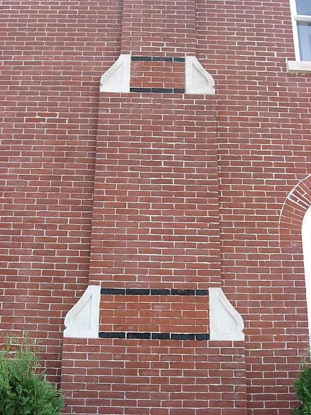 File:Hack and Simon Office Building, wall buttress.jpg