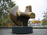 The Archer eller Archer, officiellt namn Three-Way Piece No. 2, utanför Neue Nationalgaleriee, Berlin.