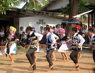 Học sinh H'Mông múa, 2013