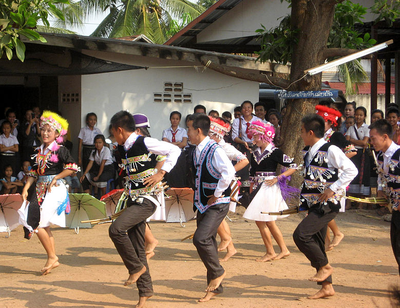 File:HmongHighSchoolStudentsDance1.jpg