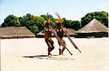 Índios da Aldeia Kamaiurá tocando flauta uruá (Noel Villas Bôas, 1998).