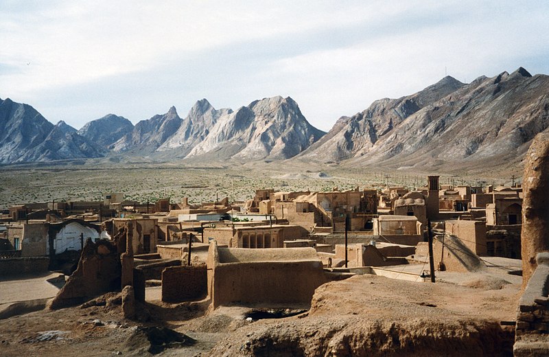 File:Iran - le désert Dasht-e-Kavir, village, montagnes (9258498037).jpg