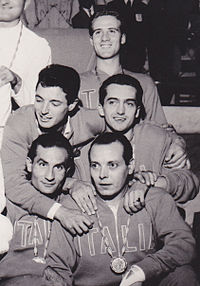 Ravagnan (övre raden t.v.) med det italienska sabellaget under OS 1960.