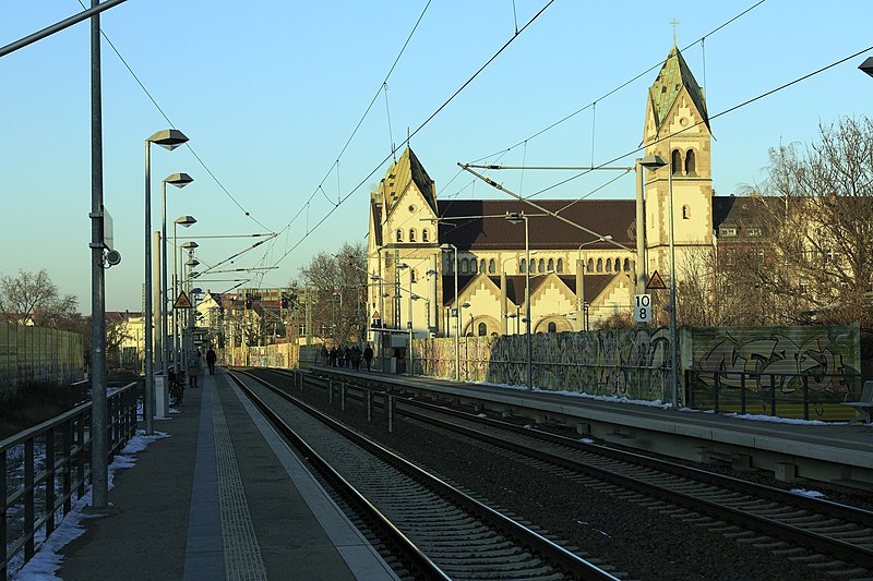 File:J27 837 Bf Plagwitz, Bahnsteige (und Liebfrauenkirche).jpg