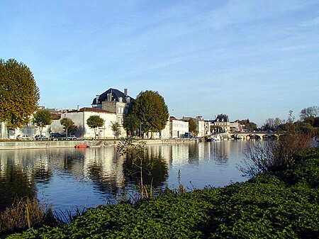 Tập_tin:Jarnac_Quai_Orangerie_et_pont.jpg