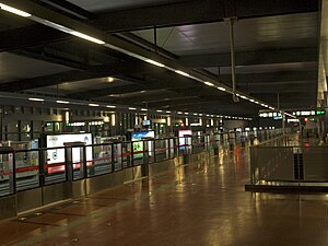 Jinghailu station platform.jpg