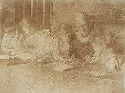 Джулия Стивен в Талленд-Хаусе, руководящая Тоби, Ванессой, Вирджинией ирианом. их уроки, лето 1894 г. 