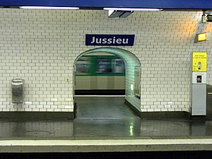 Métro Paris Jussieu: Lage, Name, Geschichte und Beschreibung