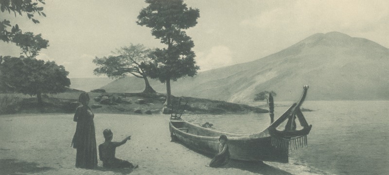 File:KITLV - 101138 - Kleingrothe, C.J. - Medan - Canoe on the beach at Lake Toba at Hutarajah on Samosir, in the background the Pusuk Buhit - circa 1905.tif