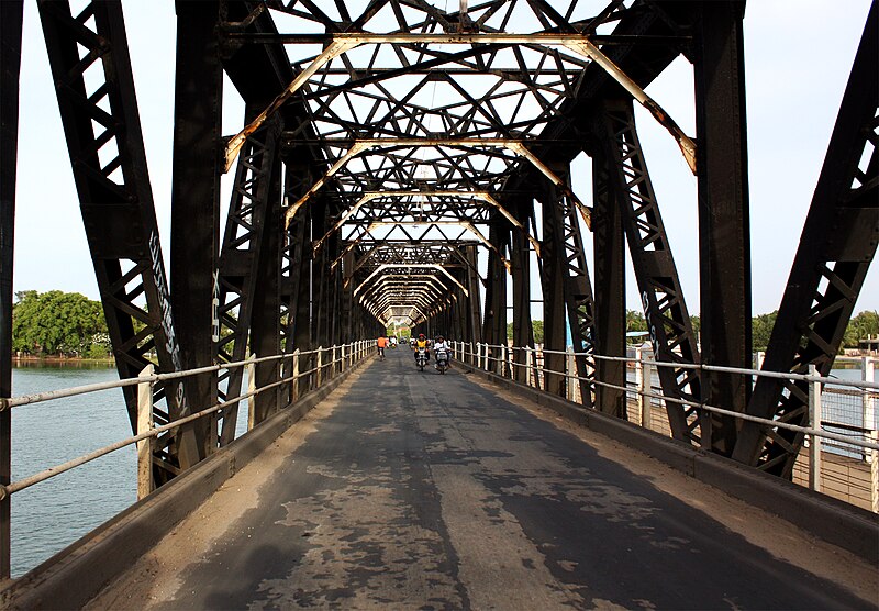 File:Kallady Bridge, Batticaloa (inside view).JPG