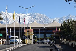 काँगड़ा हवाई अड्डे से हिमालय का दृश्य