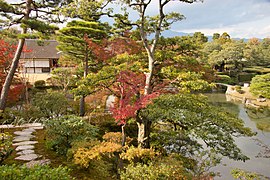 Vue sur la demeure et l'étang depuis le Shōkatei.