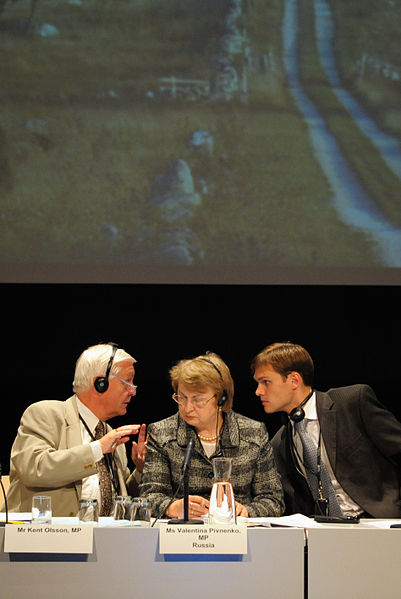 File:Kent Olsson och Valentina Pivnenko leder diskussionen pa BSPC-s mote i Visby 2008-09-02.jpg