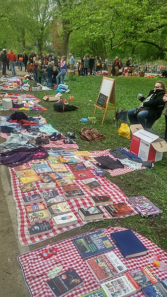 File:King's Day Free Market, Groningen (2018) 40.jpg