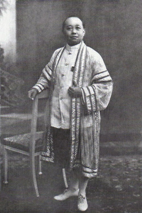 King Vajiravudh wearing the khrui of a barrister-at-law