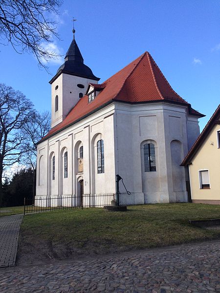 File:Kirche Altenklitsche 2014 Ostansicht.jpg