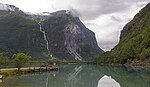 Ramnefjellet intill Lovatnet, med utlopp i Nordfjordens innersta del. Tre gånger under 1900-talet rasade enorma stycken från fjället och orsakade sådana vågor på sjön att två byar ödelades.