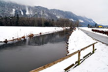 Der Sattnitz-Rücken mit der Glanfurt am Klagenfurter Auenweg im Vordergrund