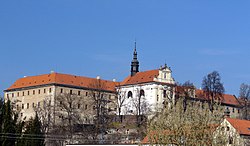 Zámek v Tuchoměřicích (bývalý klášter a jezuitská rezidence)