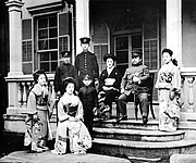 1920年頃、久邇宮邸にて、久邇宮邦彦王一家。（左から2人目の着座の女性は後の香淳皇后となる良子女王）