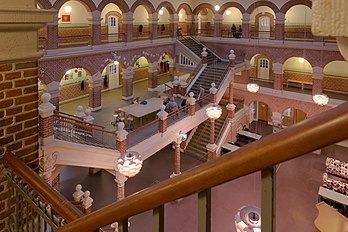 Vista do salão principal da escola Læssøesgades, construída em 1921 na parte sul de Aarhus, Dinamarca. (definição 5 216 × 3 477)