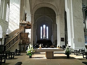 Zentral angeordneter Altar und Renaissance-Kanzel nach Westen
