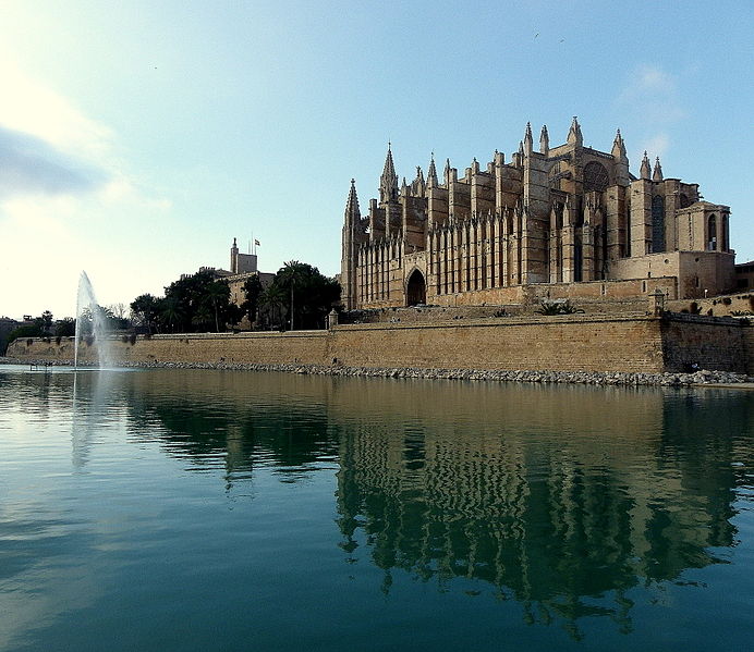 File:La Catedral de Palma de Mallorca de estilo gótico.JPG