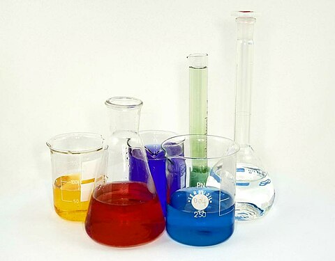 כלי זכוכית המשמשים במעבדה הכימית