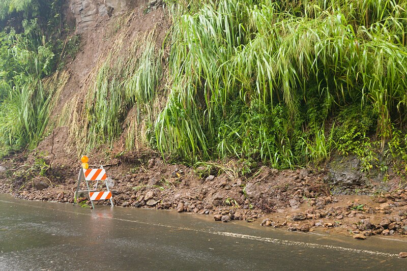 File:Landslide in Hilo during hurricane Lane 2018 Hawaii (45577022414).jpg