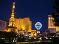 El Famoso Strip De Las Vegas Frente Al Casino De París. La Imagen Muestra  La Réplica De La Torre Eiffel, Que Es Aproximadamente La Mitad Del Tamaño  Del Original En Francia Fotos