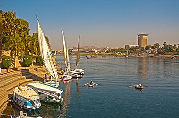 Le Nil traversant Assouan, vue sur l'hôtel Mövenpick.