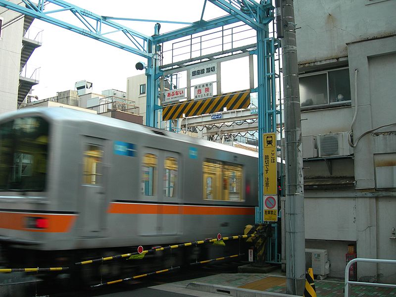 File:Level crossing Metro Ginza Line Ueno Depot 1.jpg