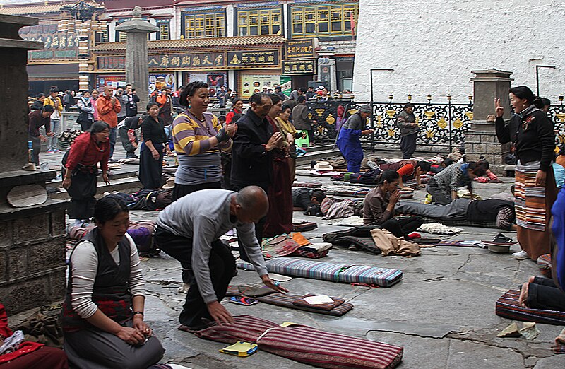 File:Lhasa-Jokhang-32-Pilger am Eingang-2014-gje.jpg