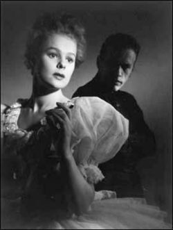 Kansallisoopperassa kuvattu tanssijatar Liisa Taxell, taustahahmona valokuvaaja Vallu Wahlberg. 1954