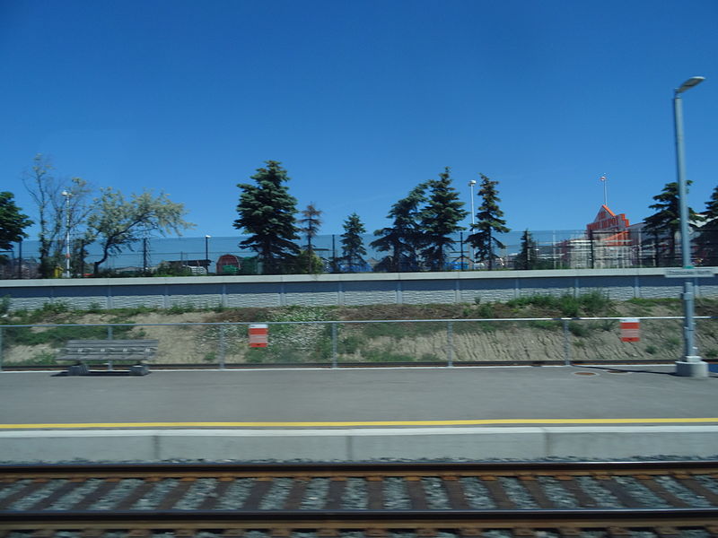 File:Looking out the left window on a trip from Union to Pearson, 2015 06 06 A (629) (18645573986).jpg