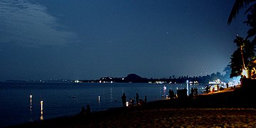 Krathonger flyder i havet fra Maenam-stranden på Koh Samui (2011)