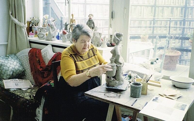 File:Ludmila Sabaneeva sculptant une sirène, 1991, Paris, atelier du Cherche-Midi.jpg