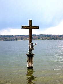 Memorial Cross at the site where the body of Ludwig II was found in Lake Starnberg (Source: Wikimedia)